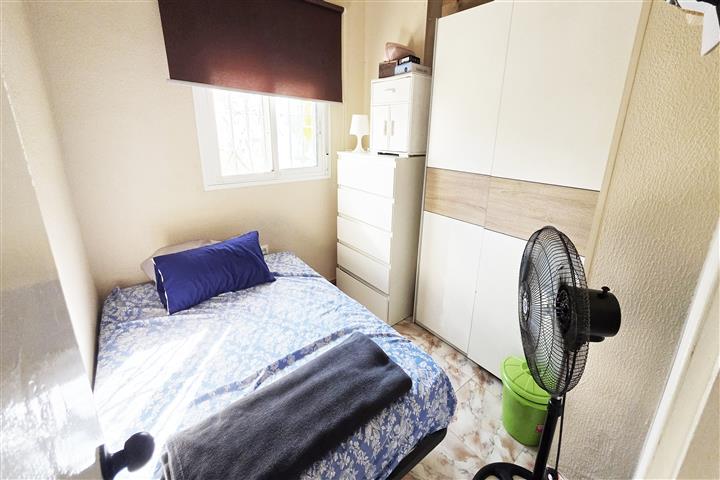 4 bed property for sale in Benalmadena - bedroom of apartment