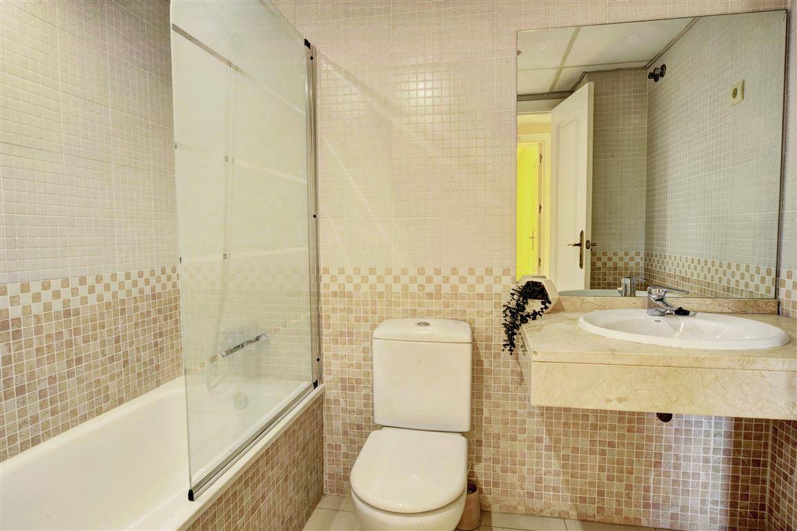 2 bed Property - apartment for sale in Benalmadena with Golf views - guest bathroom