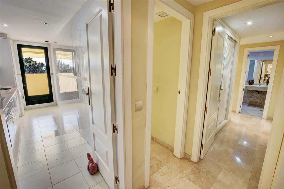 2 bed Property - apartment for sale in Benalmadena with Golf views - hall with view to kitchen and bedrooms