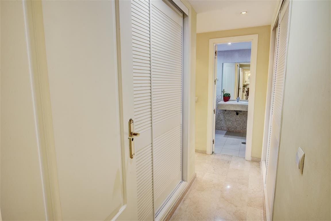 2 bed Property - apartment for sale in Benalmadena with Golf views - main bedroom dressing area