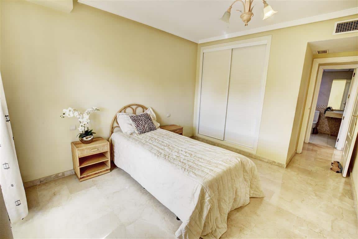 2 bed Property - apartment for sale in Benalmadena with Golf views - main bedroom