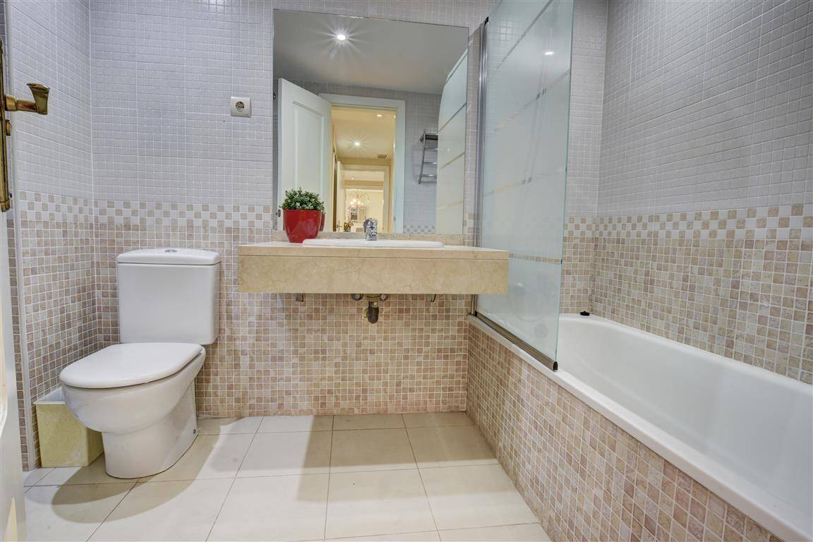 2 bed Property - apartment for sale in Benalmadena with Golf views - master bathroom