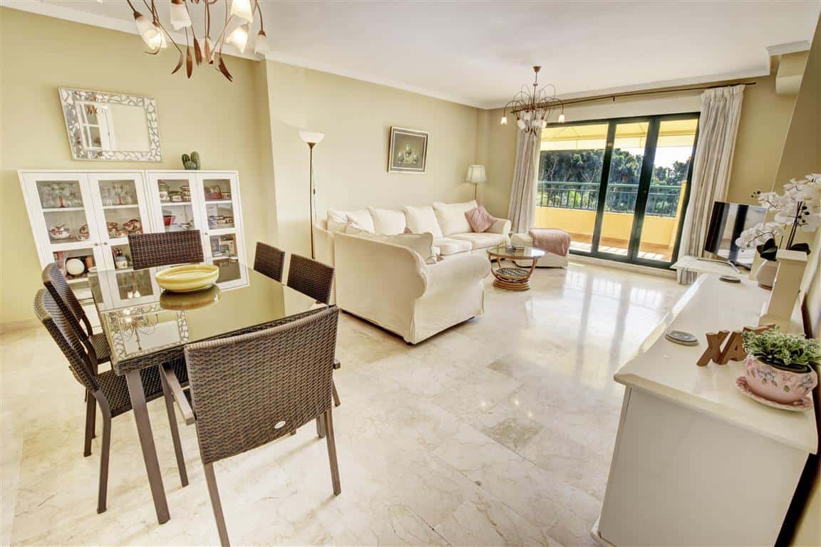 2 bed Property - apartment for sale in Benalmadena with Golf views - spacious lounge