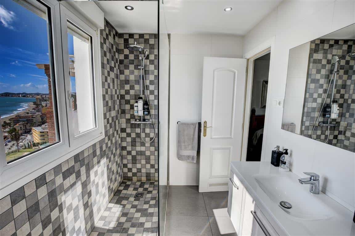 2 bedroom Townhouse Property in Benalmadena on Beachfront for sale - Shower room with sea views