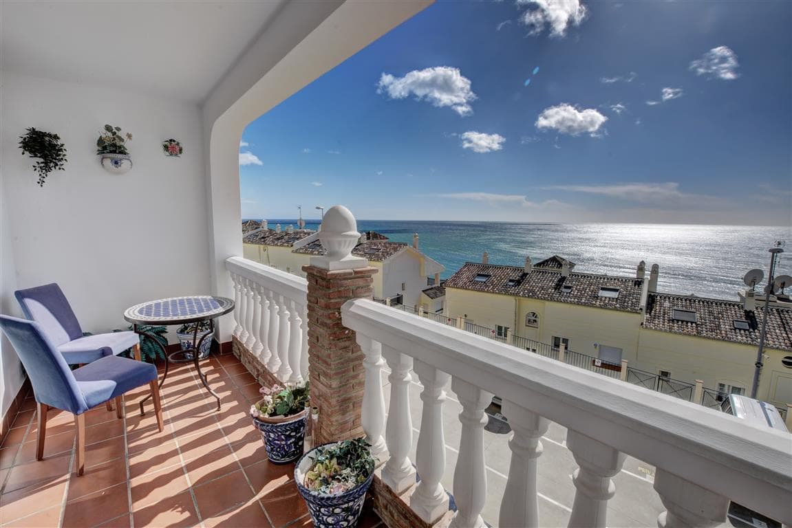 2 bedroom Townhouse Property in Benalmadena on Beachfront for sale - sea views from main terrace to east