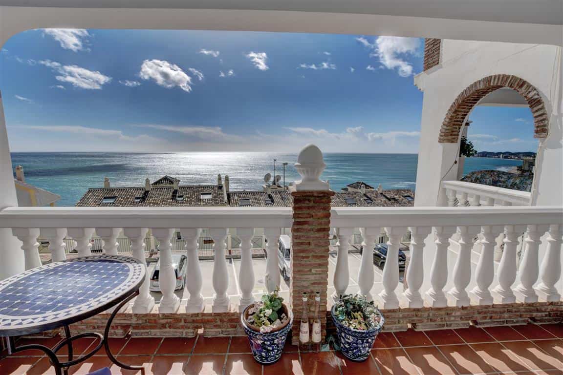 2 bedroom Townhouse Property in Benalmadena on Beachfront for sale - sea views from main terrace