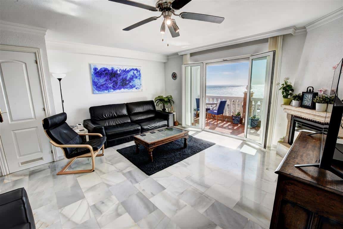 2 bedroom Townhouse Property in Benalmadena on Beachfront for sale - view of lounge and sea views