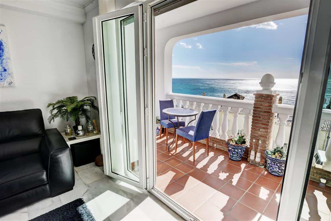 2 bedroom Townhouse Property in Benalmadena on Beachfront for sale - views to sea from chimney area