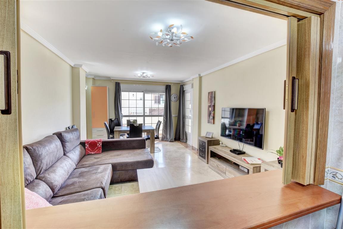 1 Bed Property in Benalmadena - view from american kitchen to lounge