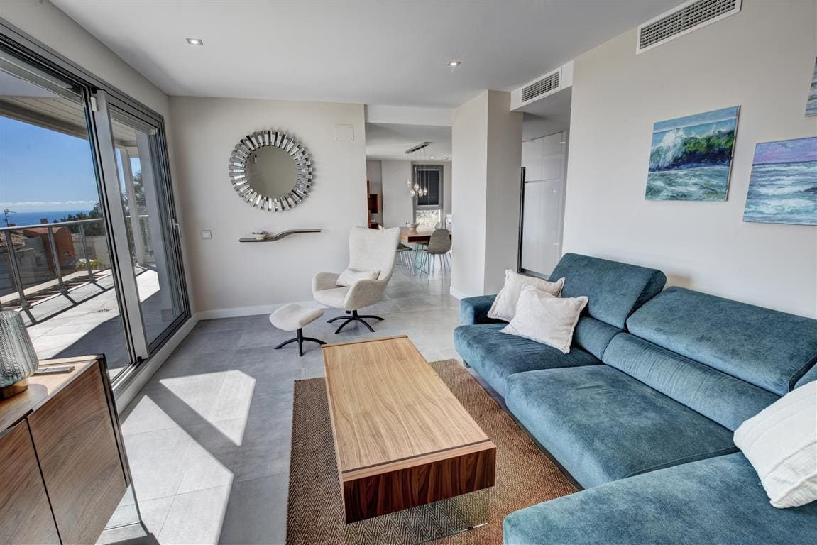 3 bed Top Floor Property for sale in Benalmadena lounge with access to dining area