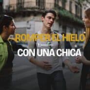 Joven rompiendo el hielo con una chica y su amiga en plena conversación en la calle