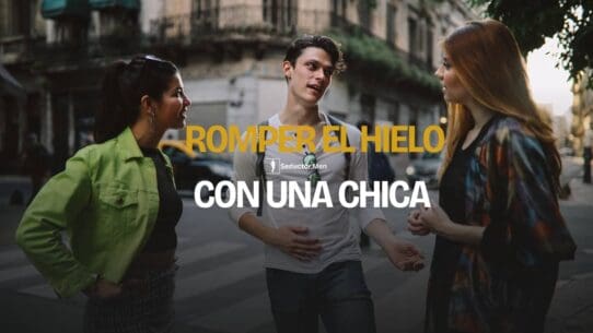 Joven rompiendo el hielo con una chica y su amiga en plena conversación en la calle