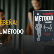 El libro El método de Neil Strauss con el rótulo Reseña sobre una escena social de fondo