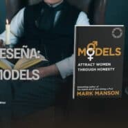 Reseña de Models de Mark Manson: un hombre leyendo junto a la portada del libro Attract Women Through Honesty