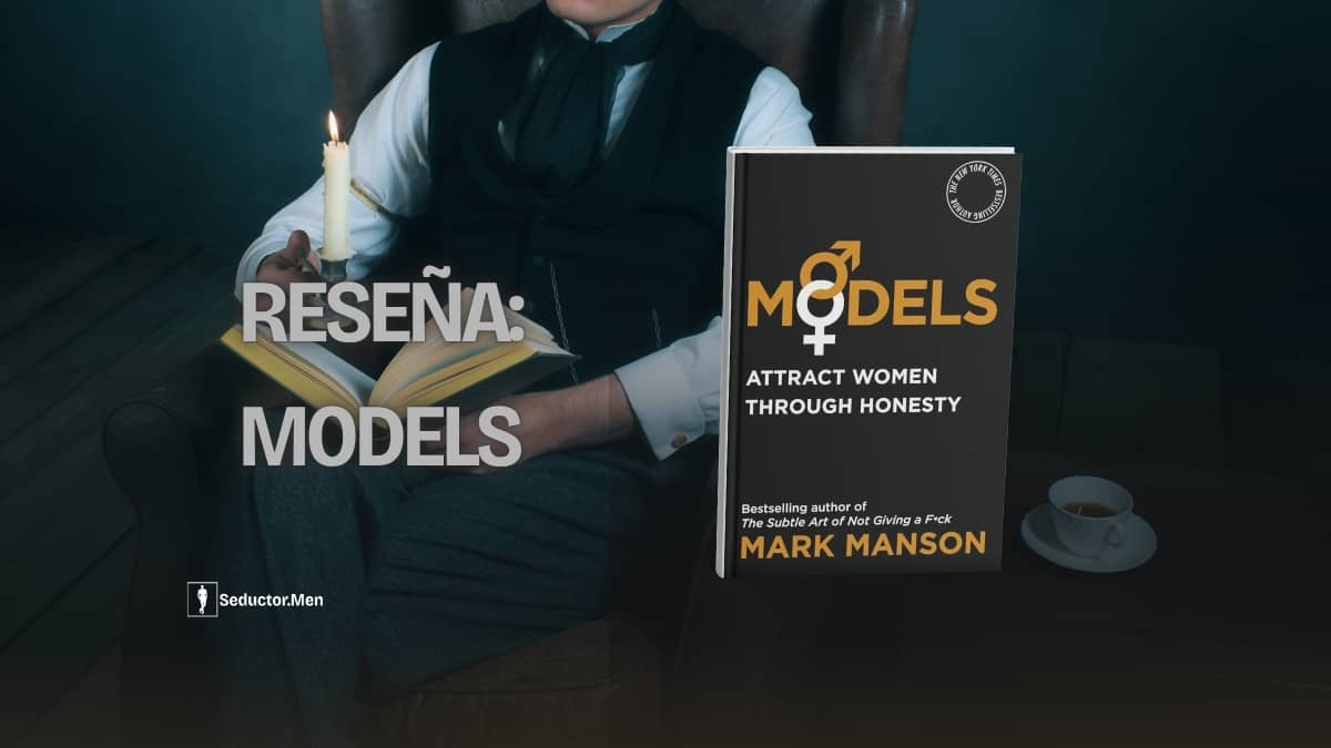Reseña de Models de Mark Manson: un hombre leyendo junto a la portada del libro Attract Women Through Honesty