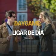 Hombre y mujer conversando de día en una calle europea, portada de la guía de daygame