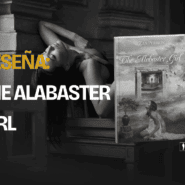 El libro The Alabaster Girl de Zan Perrion junto al título "Reseña" sobre fondo oscuro