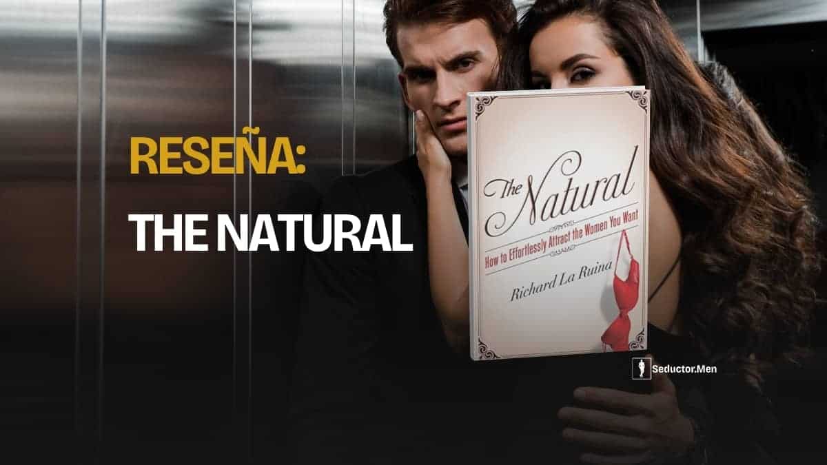 Un hombre y una mujer muy juntos en un ascensor, con el libro The Natural de Richard La Ruina en primer plano
