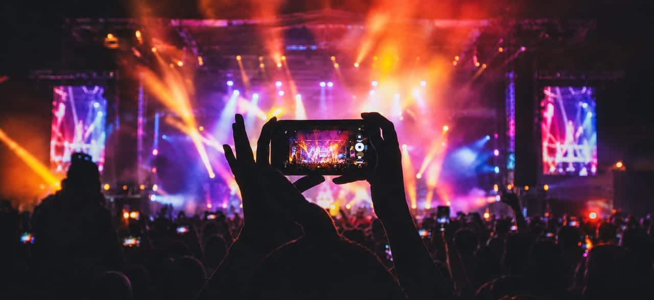 Festivalbühne mit Lichtshow und Publikum