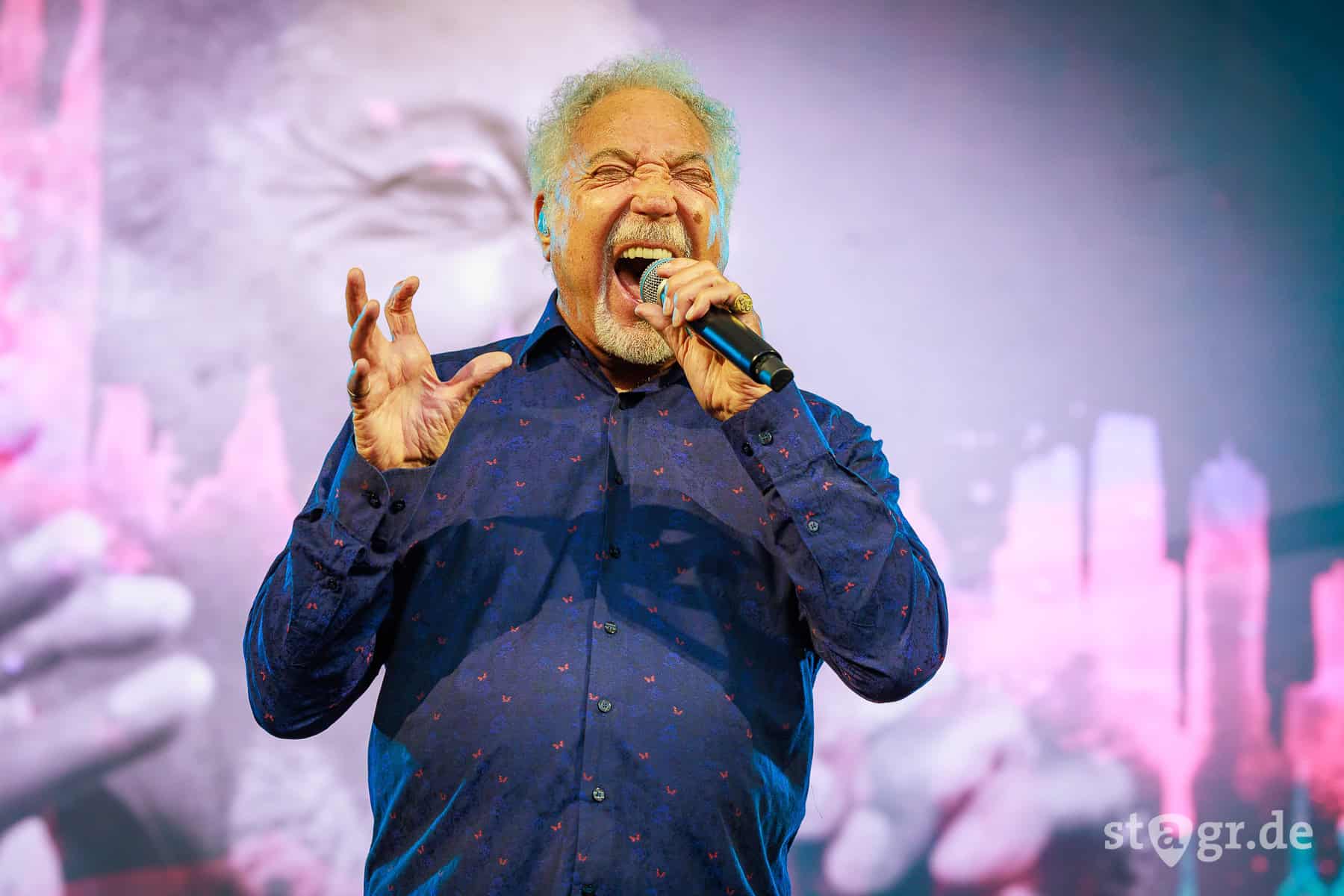 Hits und Nostalgie mit Tom Jones in Hannover: Mr. Sexbomb noch in Bestform  - stagr - Festivals, Konzerte, News