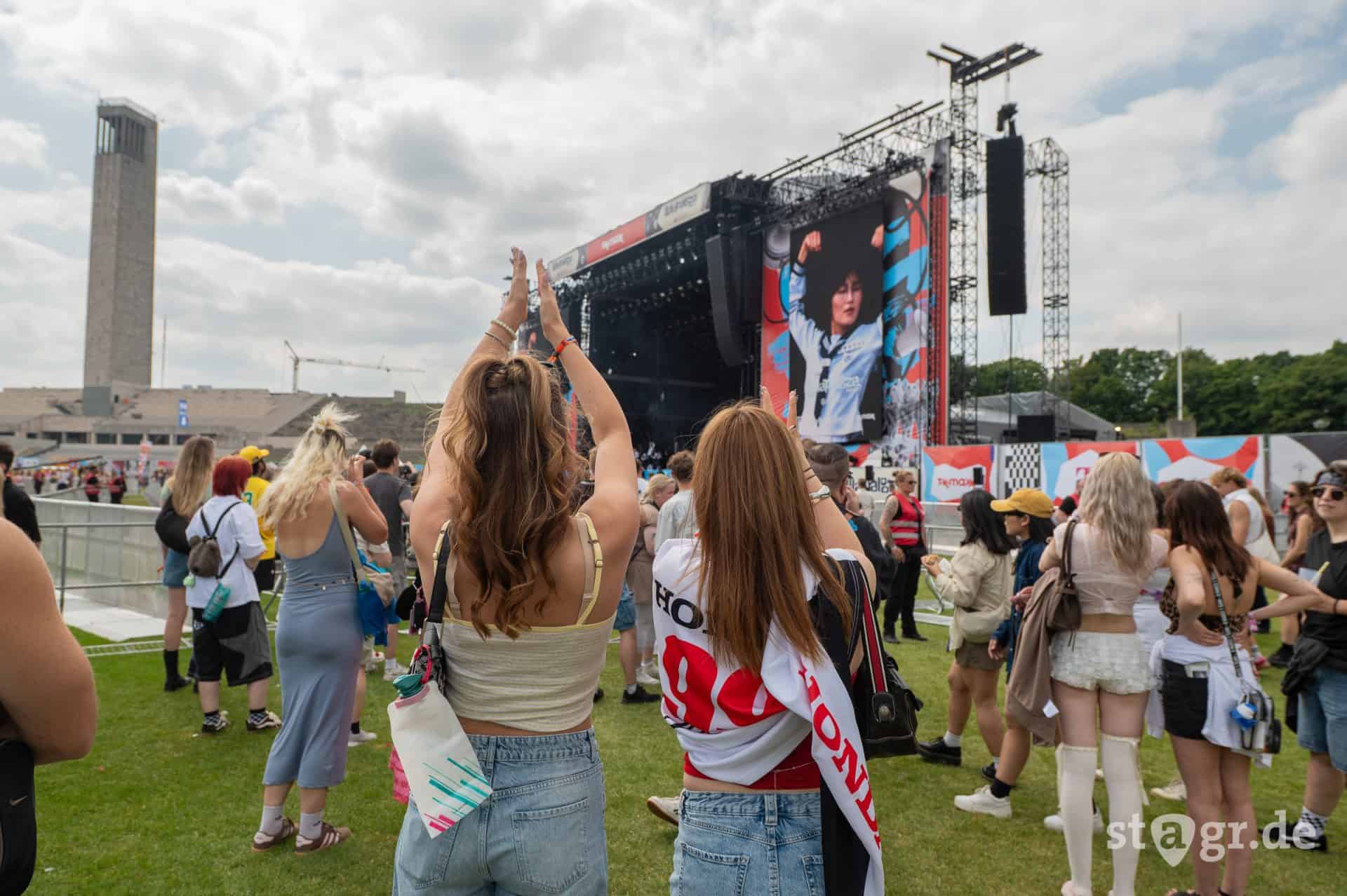 Lollapalooza Berlin 2026 Samstag: Pop, Latin-Power und Mr. Worldwide am Maifeld