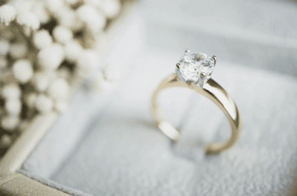 engagement-ring-luxury-brand-tech