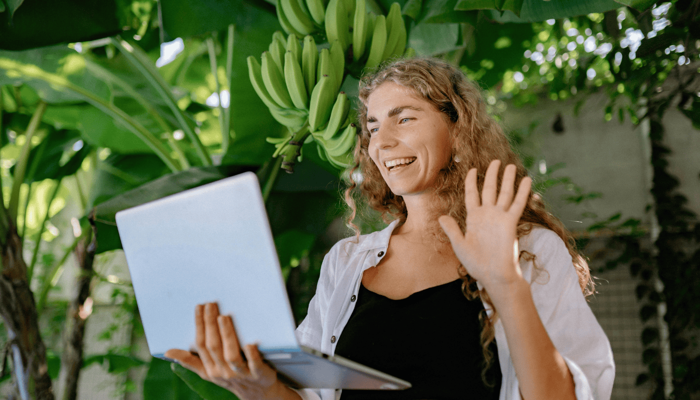 A remot worker with a natural backdrop, illustrating the growing range of unusual and inspiring remote workspaces available to founders and digital nomads in 2026.