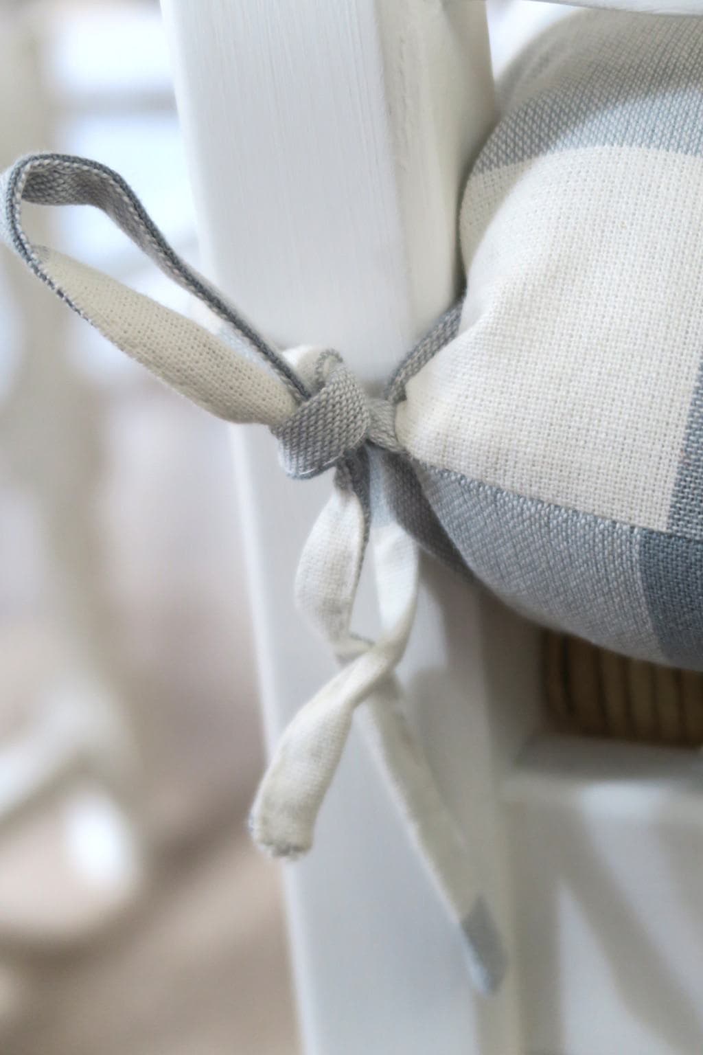 chair_tie