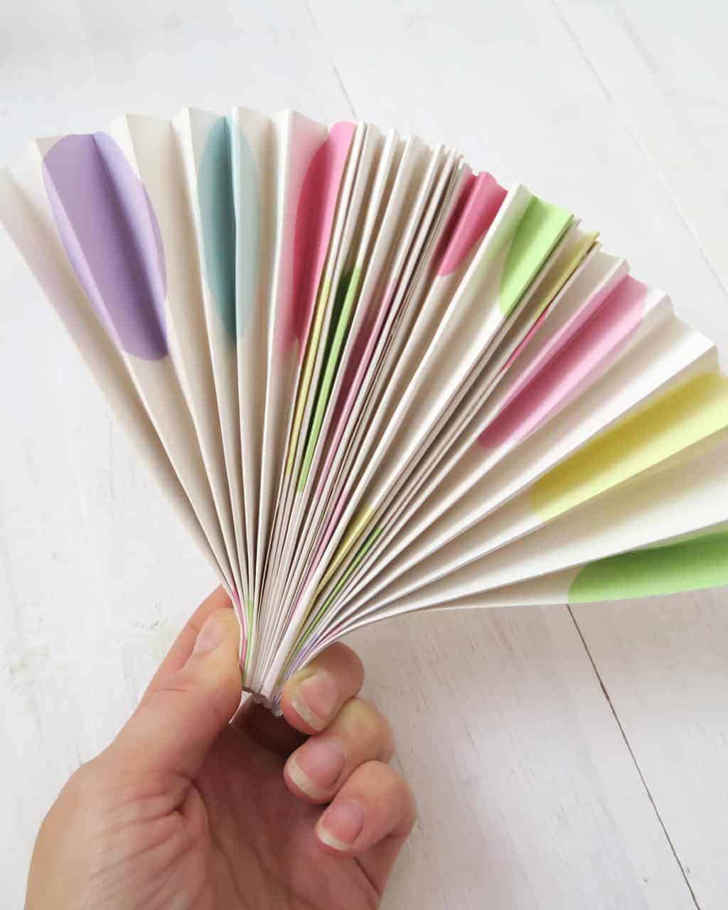 paper-circle-fan-holding