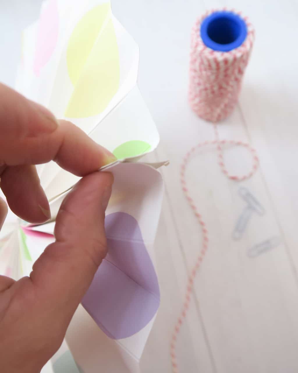 paper-circle-fan-pinching-end-to-paperclip