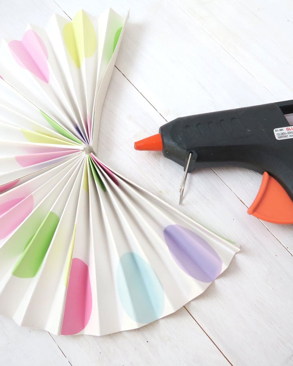 paper-circle-fan-glued-circle