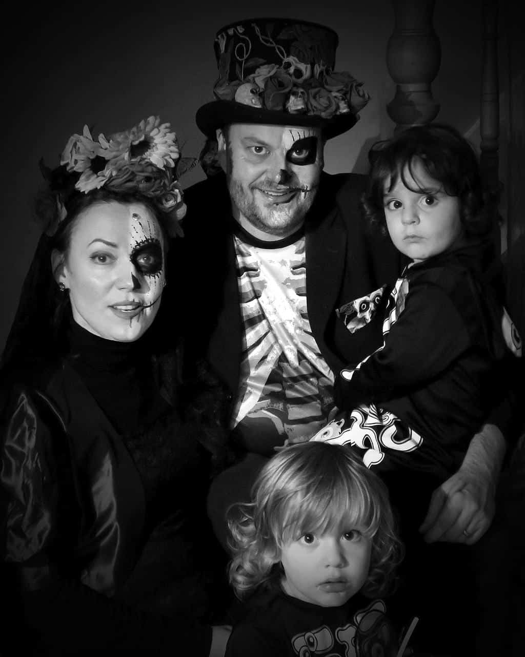 halloween-party-family_pic