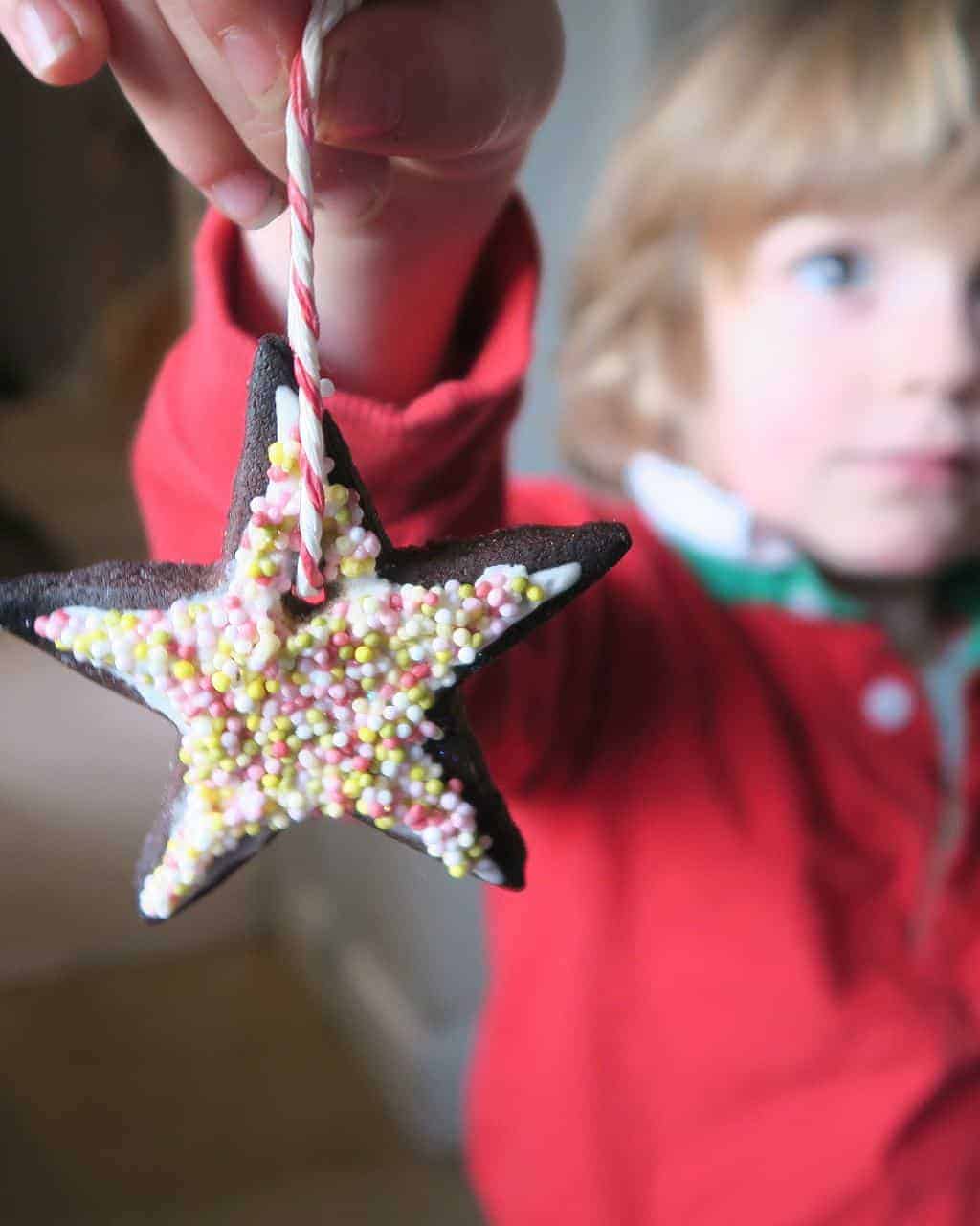 edible Christmas decorations - Make a DIY Gingerbread Garland for Christmas