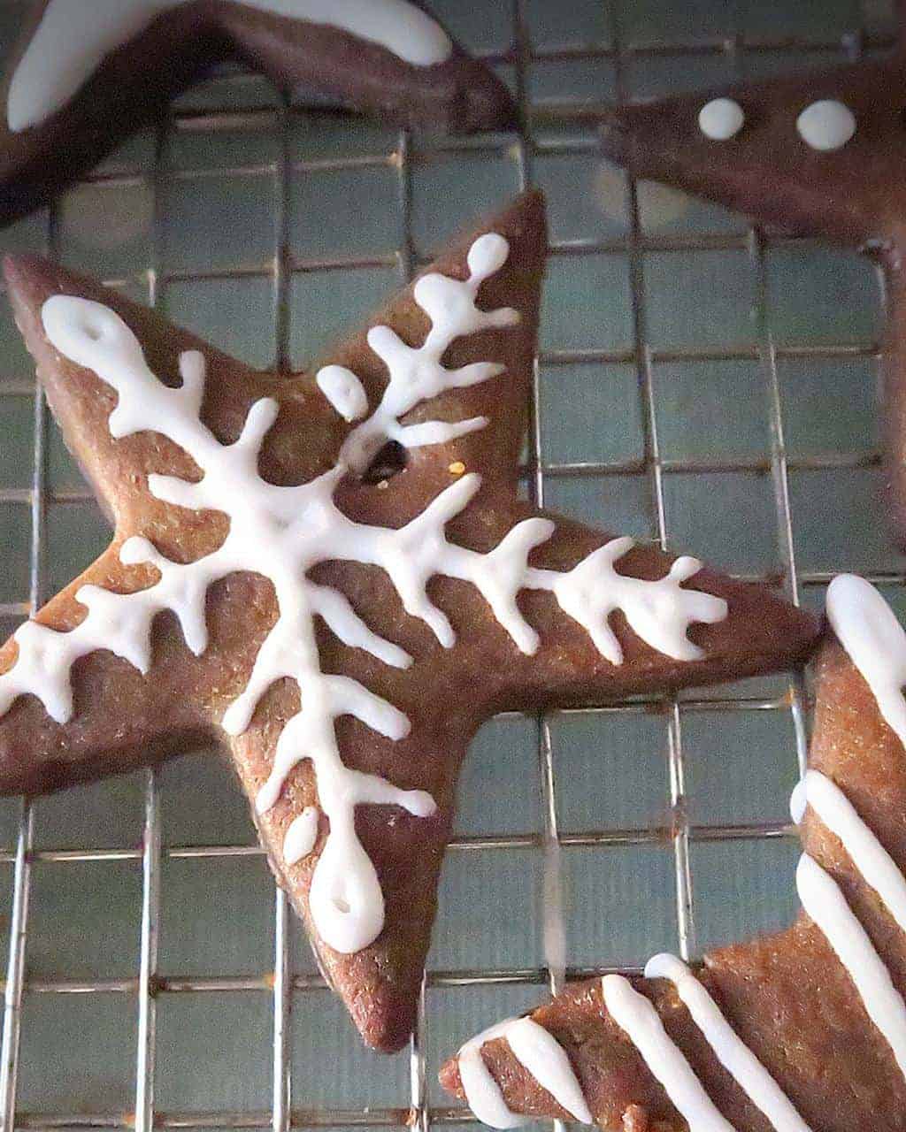 Make a DIY Gingerbread Garland for Christmas — edible Christmas decorations
