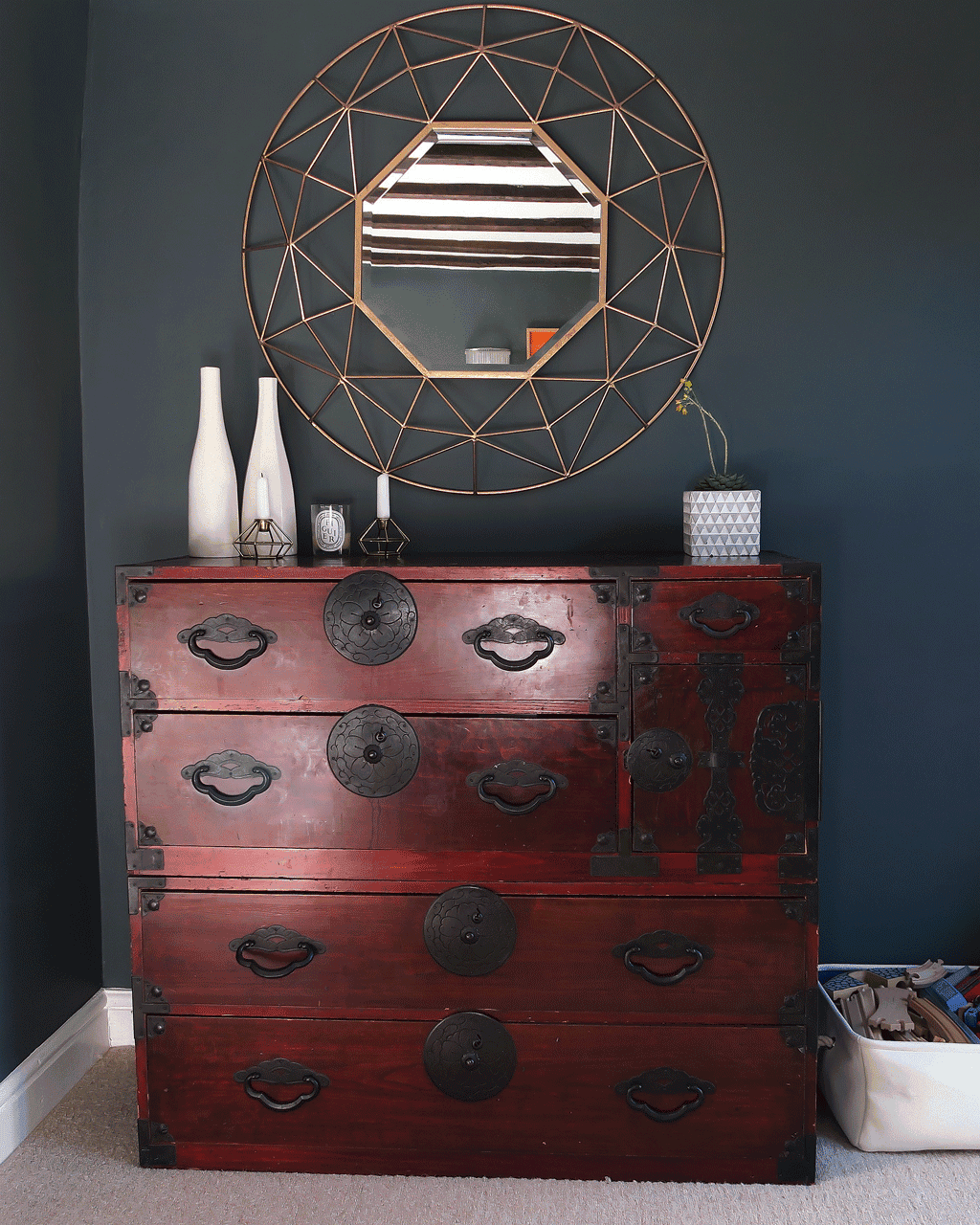 Decorating with dark walls 
