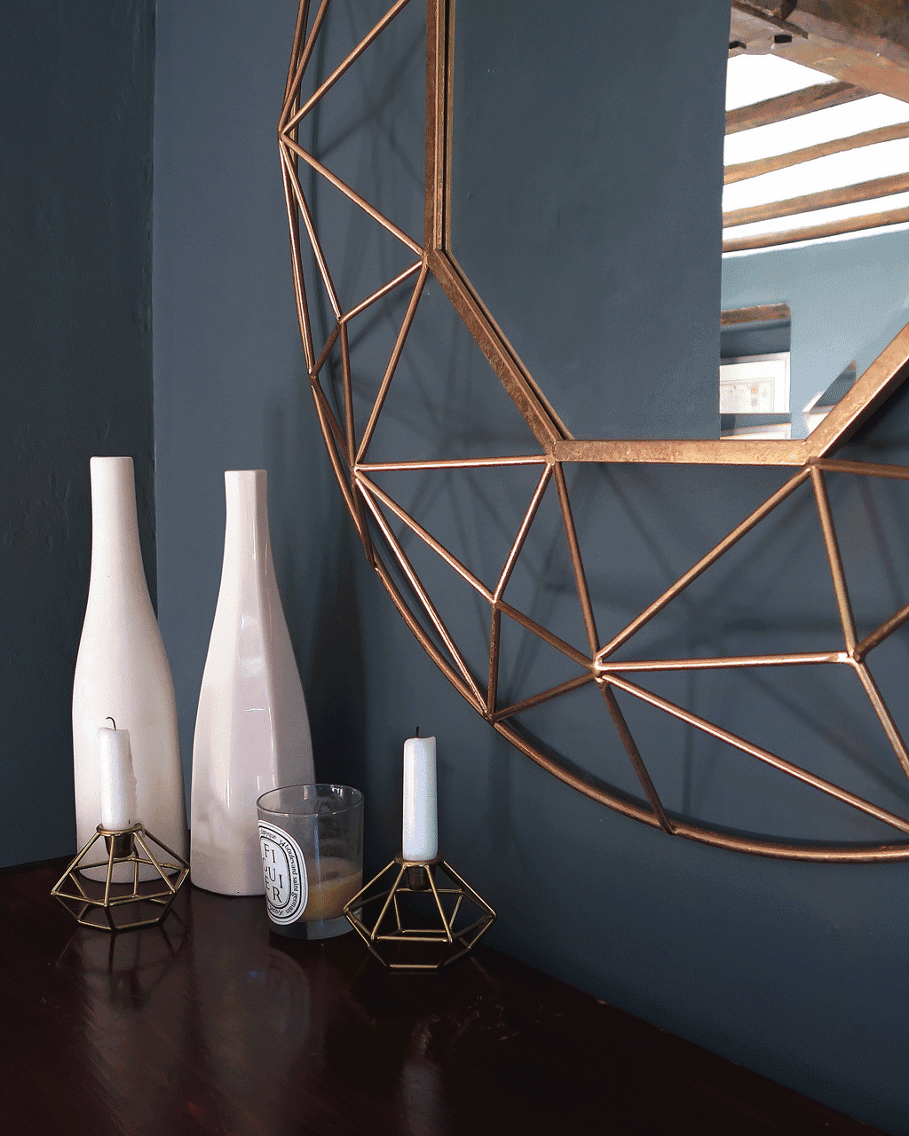 Decorating with dark walls 