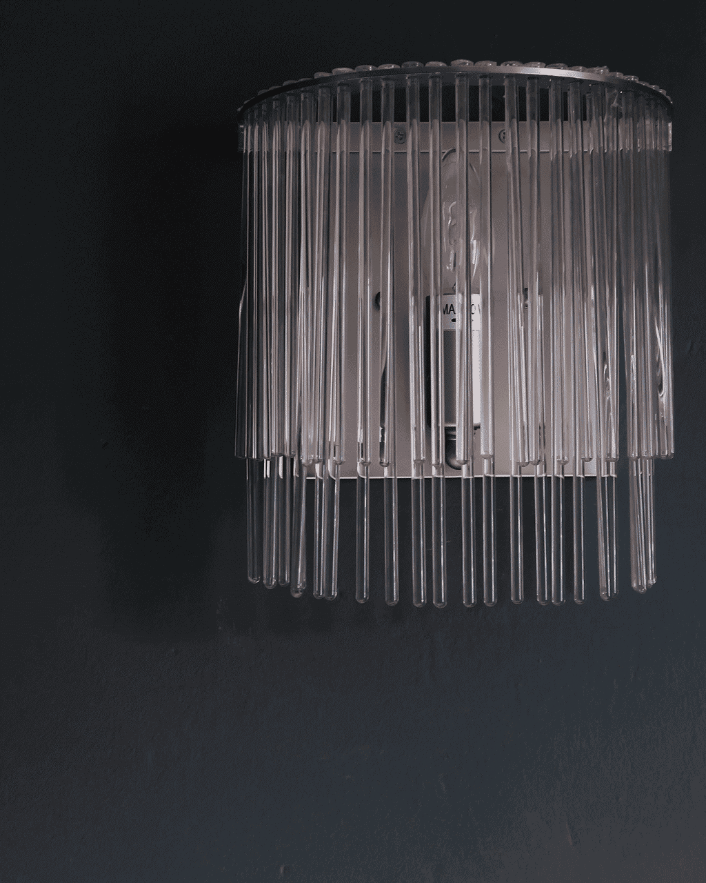 Decorating with dark walls 