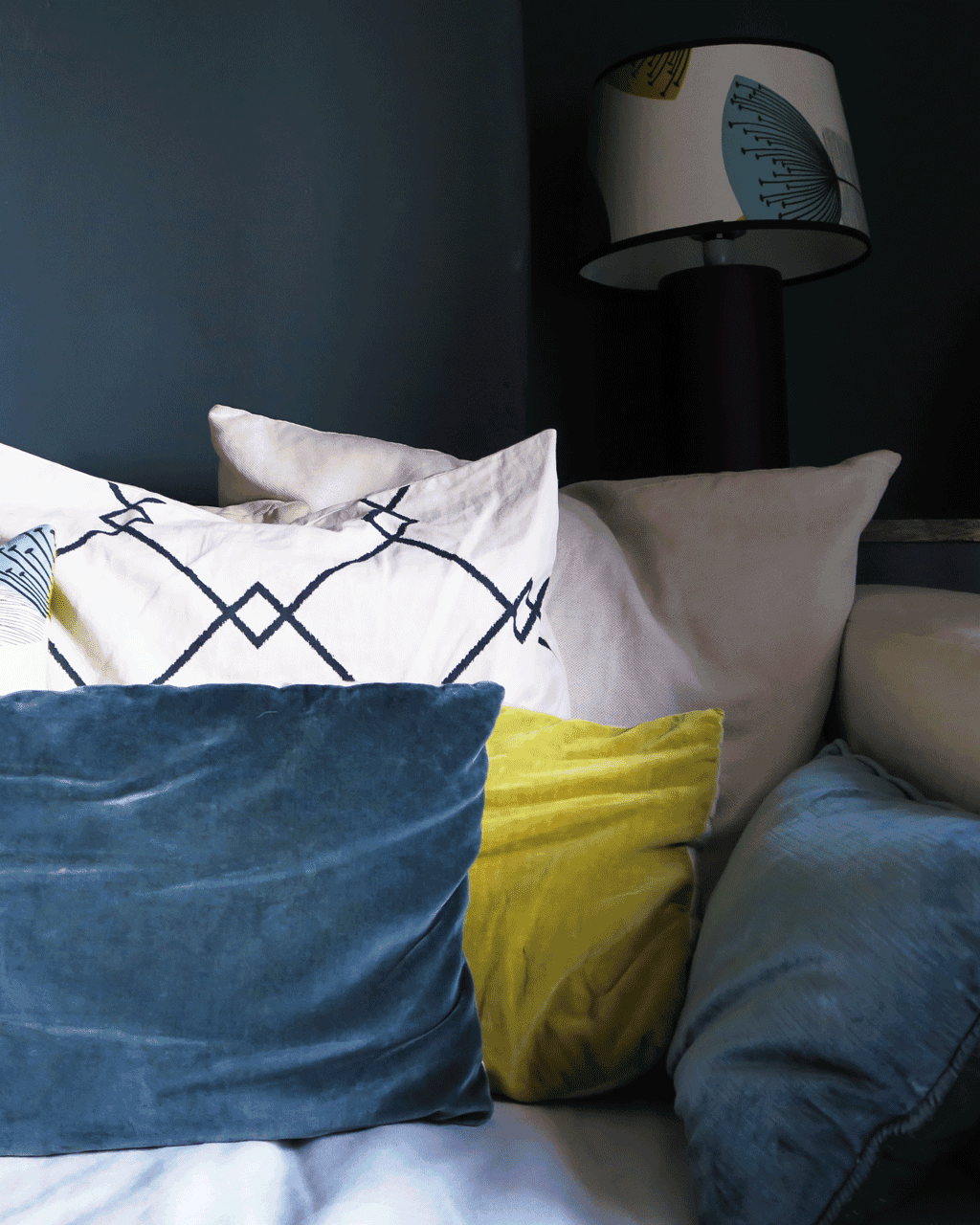 Decorating with dark walls 