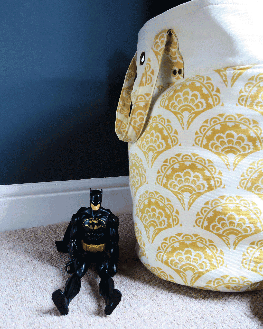 Decorating with dark walls 