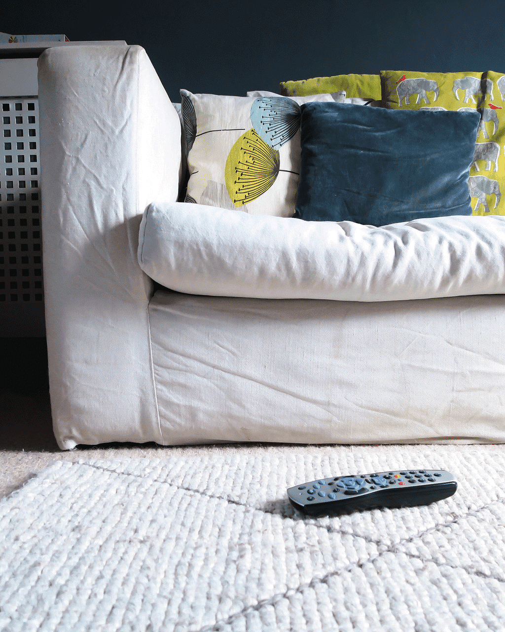 Decorating with dark walls 