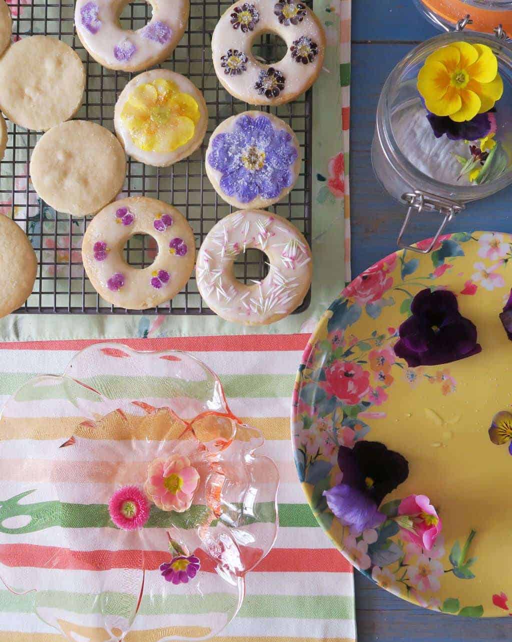 Making simple edible flower biscuits. These pressed flower cookies are so simple and easy to make — and look a million dollars!