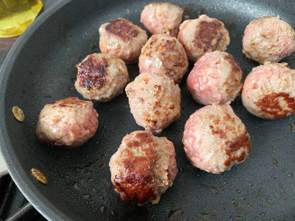 A recipe for homemade Italian Pasta Puttanesca with meatballs.