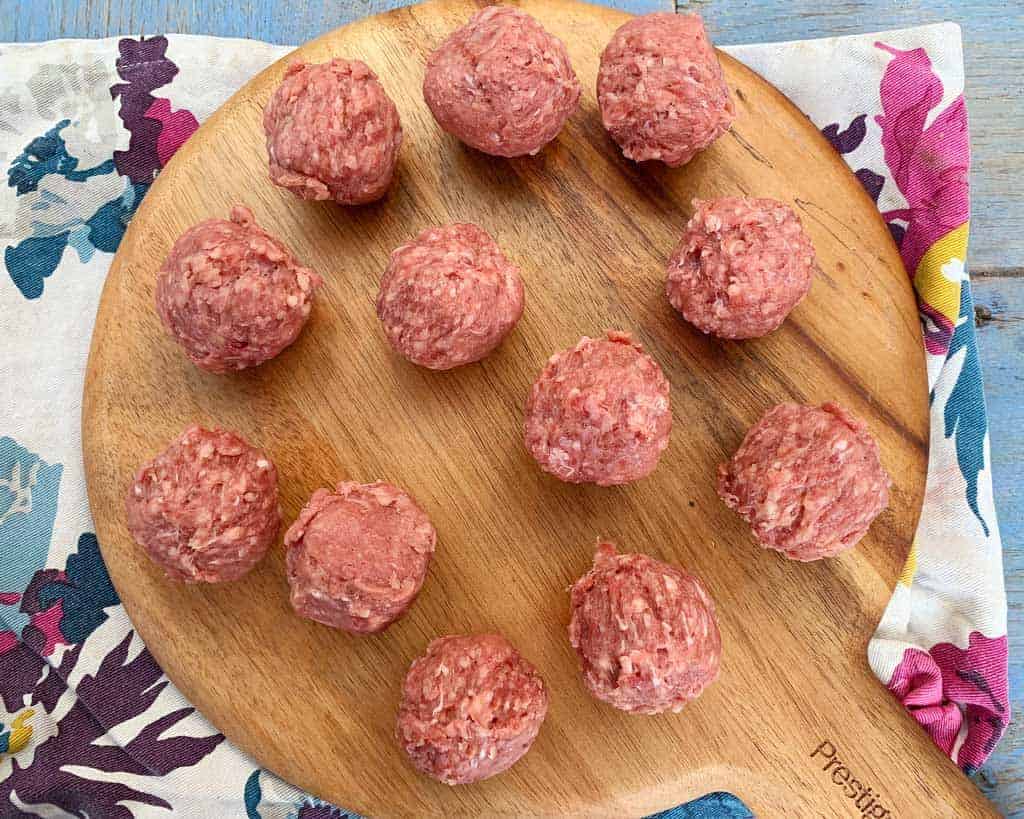 A recipe for homemade Italian Pasta Puttanesca with meatballs.