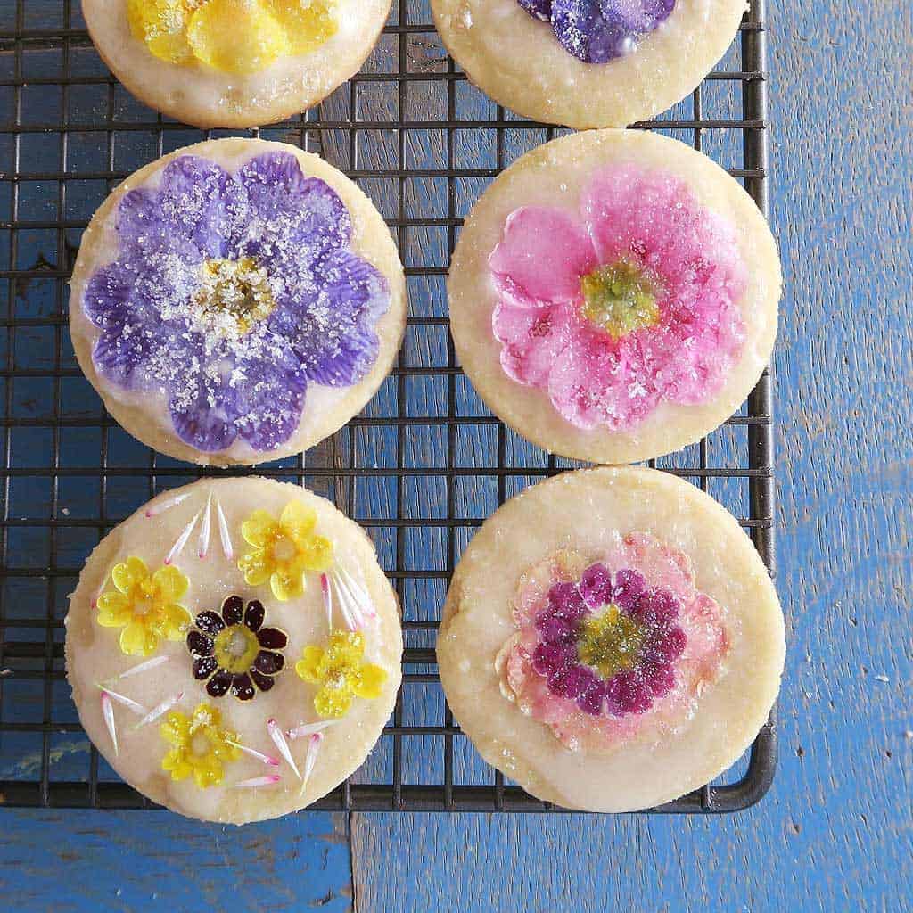 biscuits with edible flowers