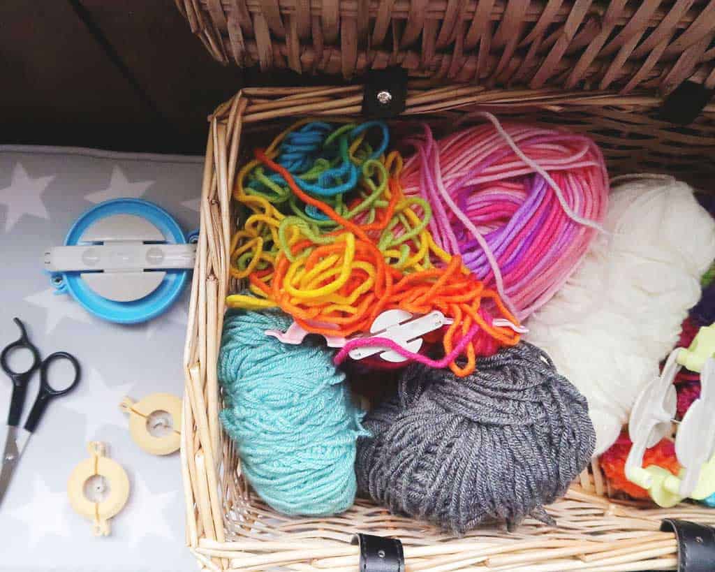 tutorial demonstrating how to make pom poms with a pom pom maker