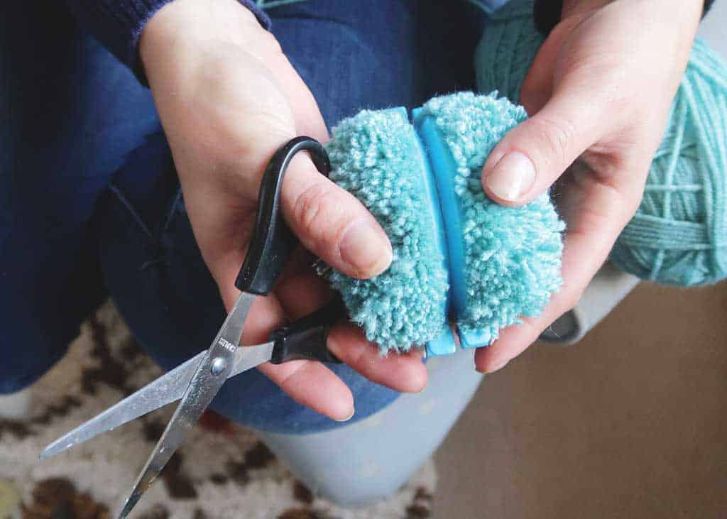 tutorial demonstrating how to make pom poms with a pom pom maker