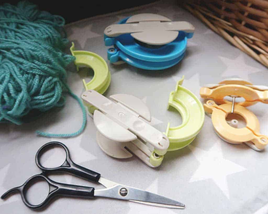 tutorial demonstrating how to make pom poms with a pom pom maker