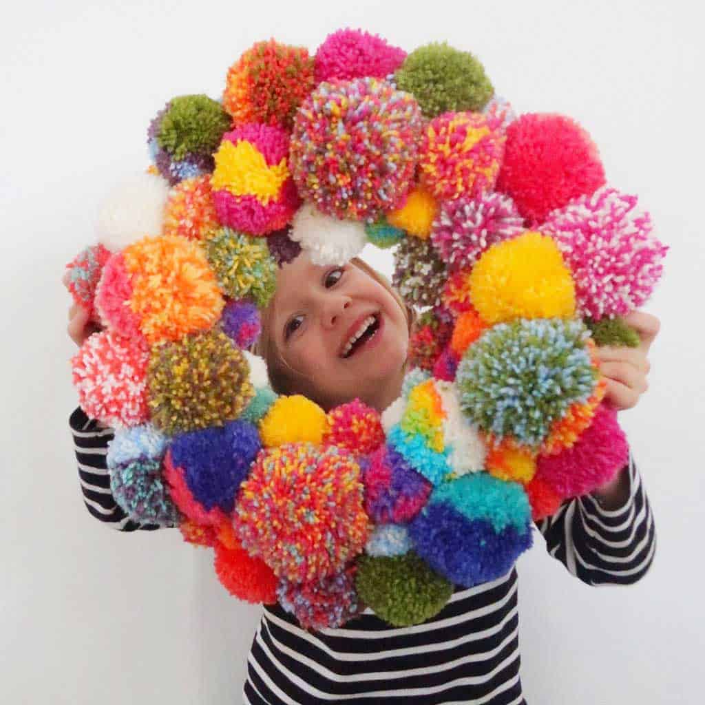 Simple DIY Christmas crafts — how to make a pom pom wreath