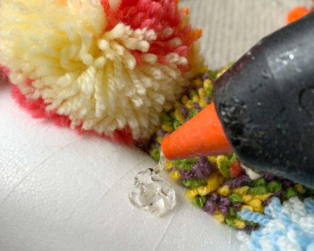 Want to learn how to make a pom pom wreath? This is such a fun project!