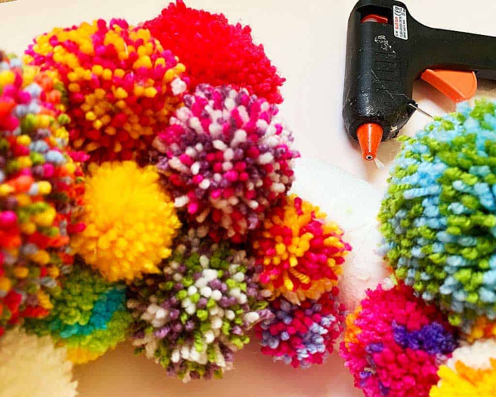 Want to learn how to make a pom pom wreath? This is such a fun project!
